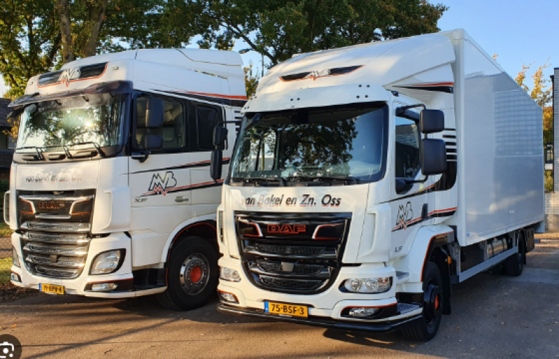 CE Chauffeur voor pendelritten en ritten met onze schuifzeilopleggers.